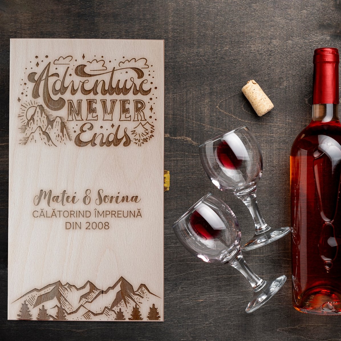 Cutie de vin personalizată pentru două sticle - Adventure never ends