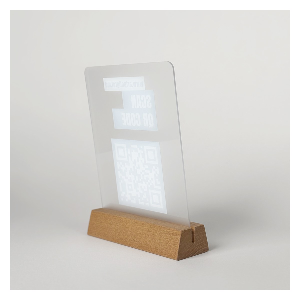 Suport QR Tab Transparent cu bază din lemn Suport QR Tab Transparent cu bază din lemn