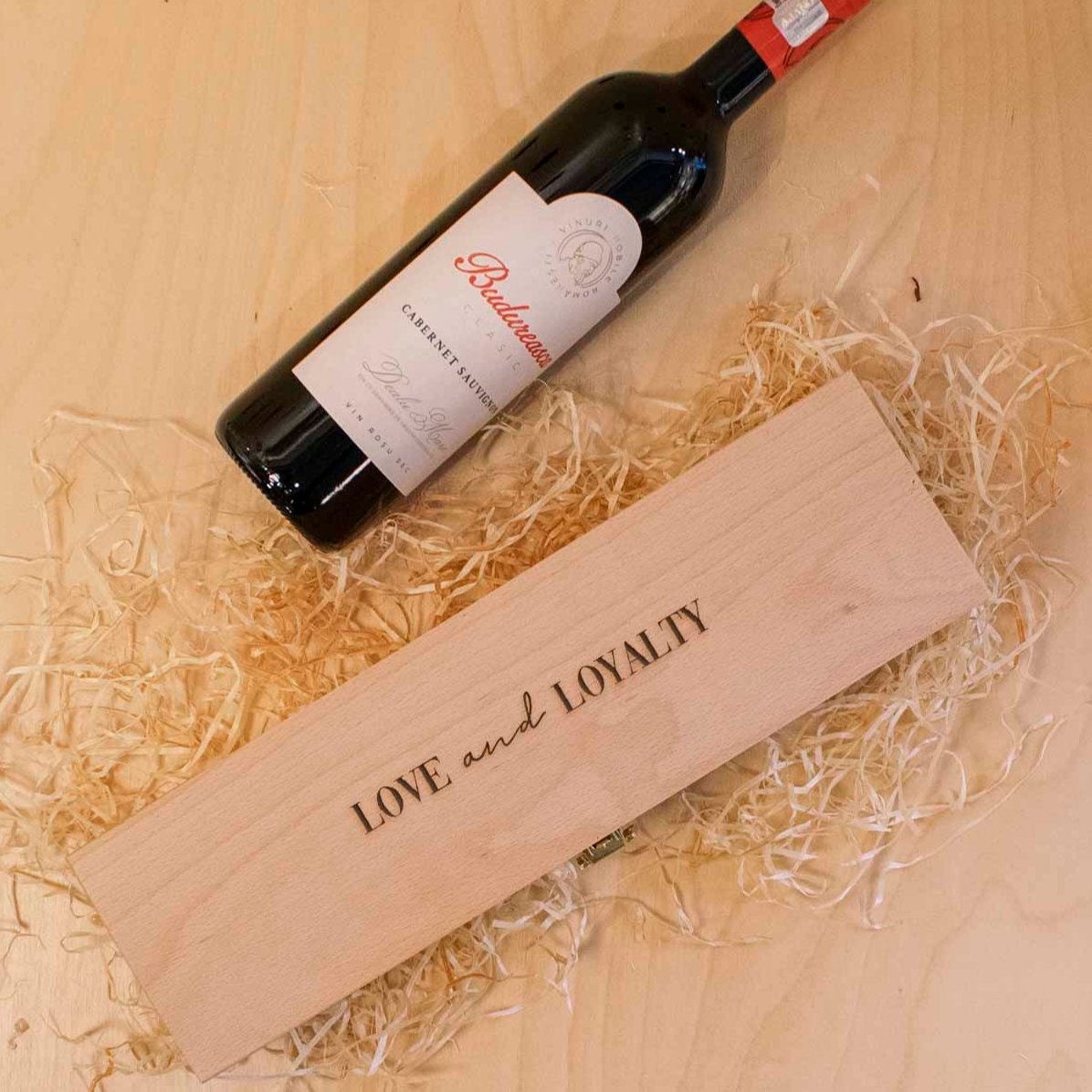 Cutie de vin personalizată cu text - Love &amp; Loyalty