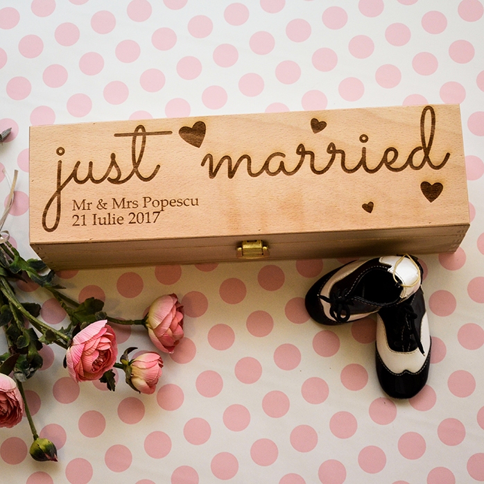 Cutie de vin personalizată - just married