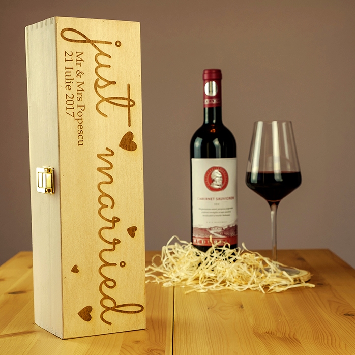 Cutie de vin personalizată - just married