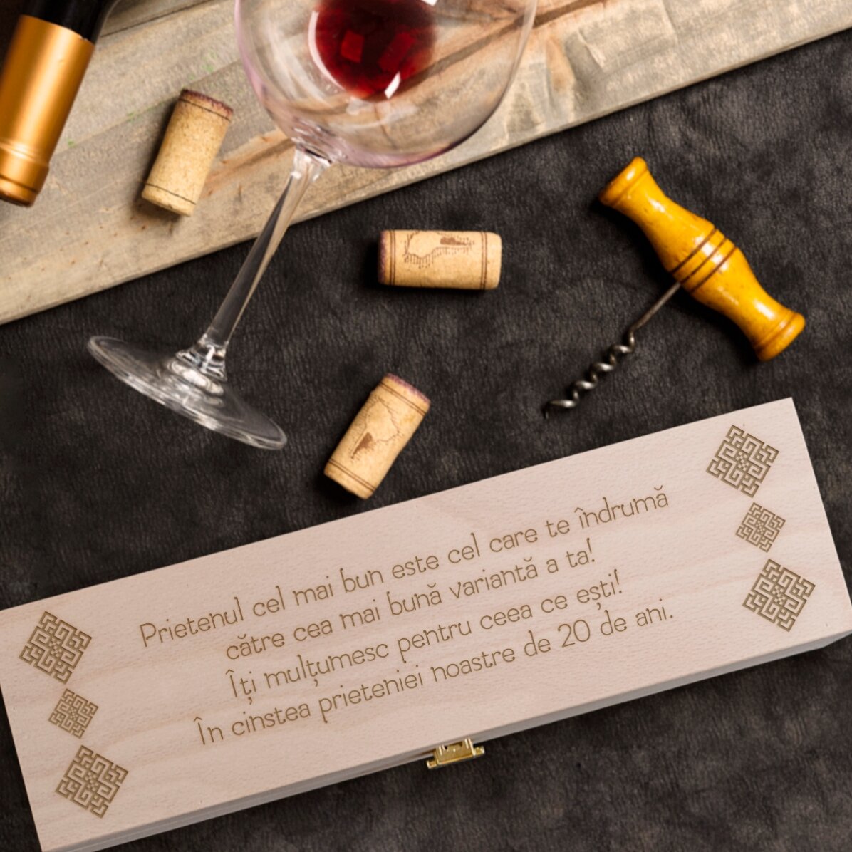 Cutie de vin personalizată cu text - Aniversare prietenie