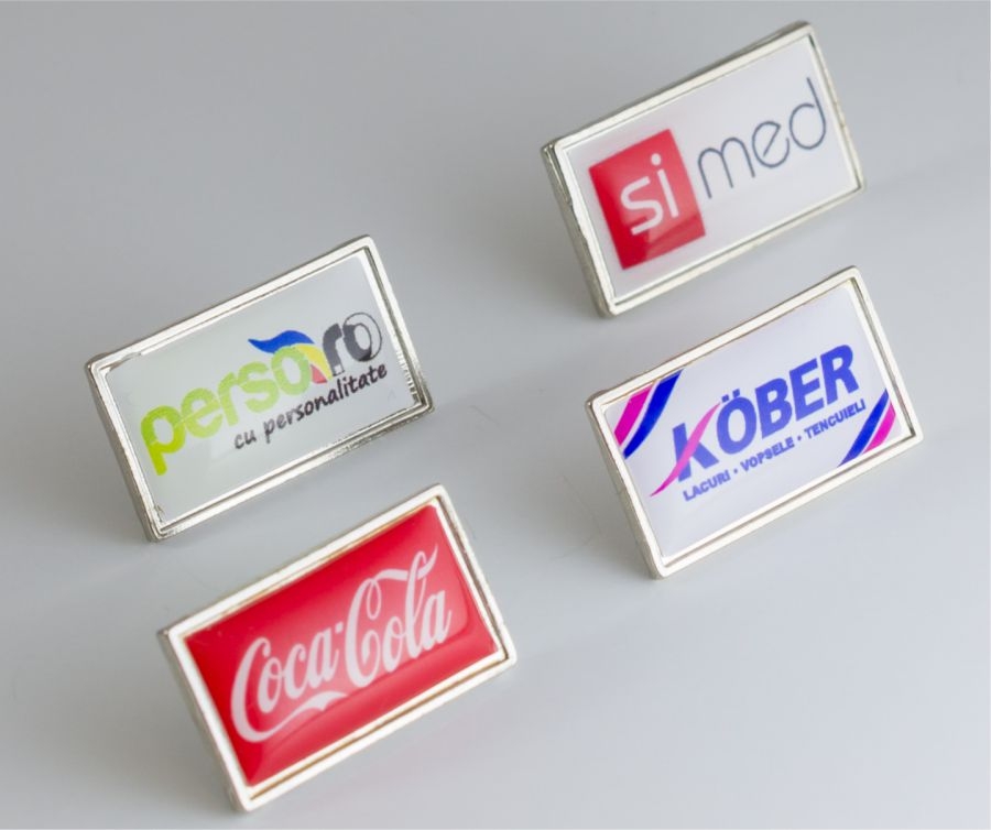Insigne personalizate si accesorii